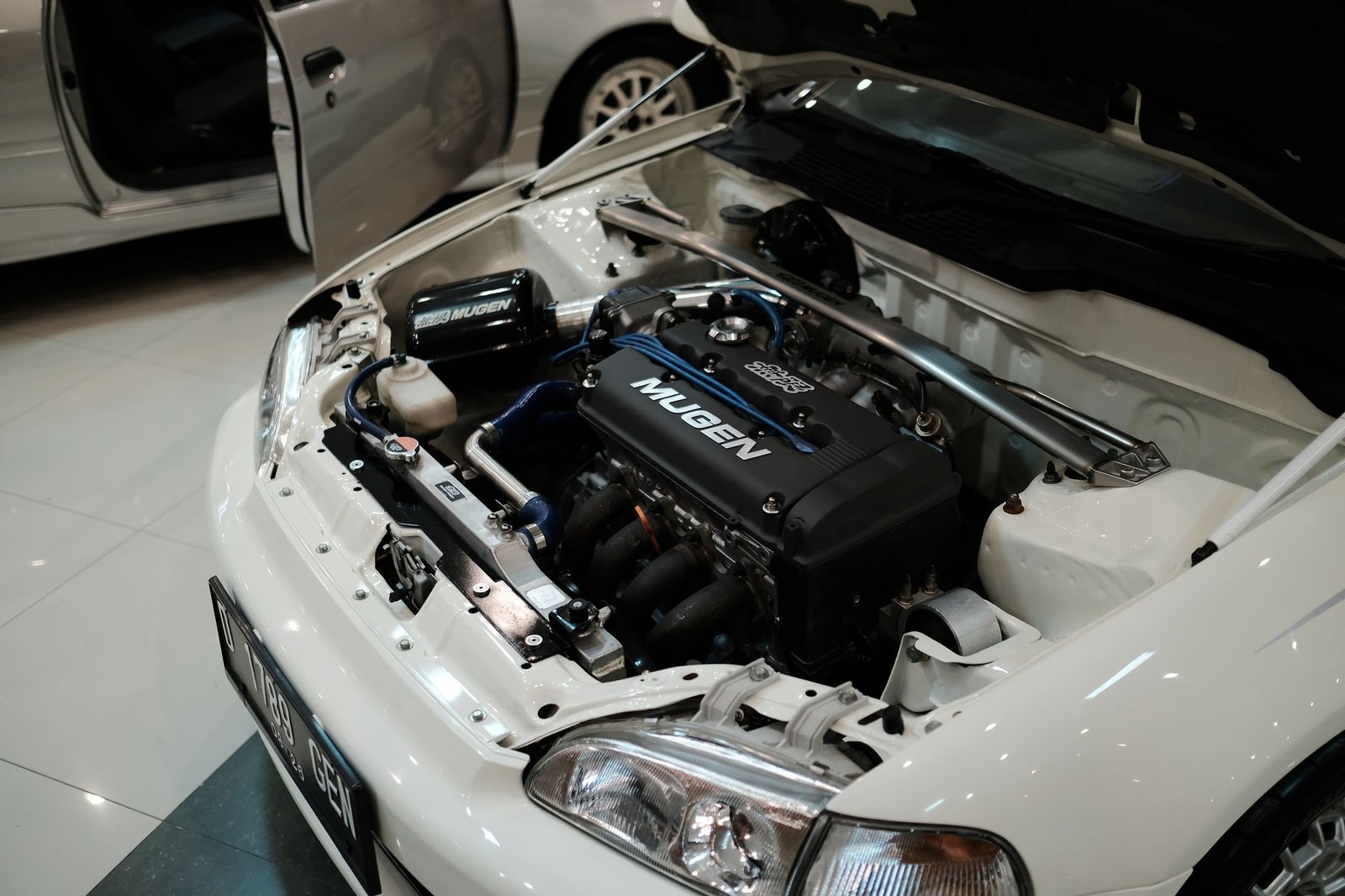 Mekanik profesional melakukan tune up mobil di bengkel Jakarta Timur
